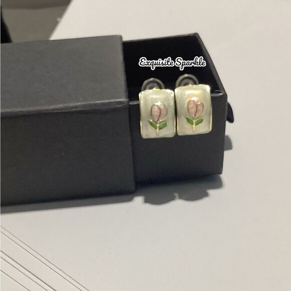 🌷Elegant GoldTone White Ivory Swirl Tulip Painted Earrings - Picture 11 of 16